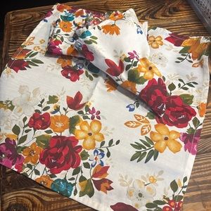 Set of 4 Beautiful dinner napkins , no tags but looks to be pioneer woman